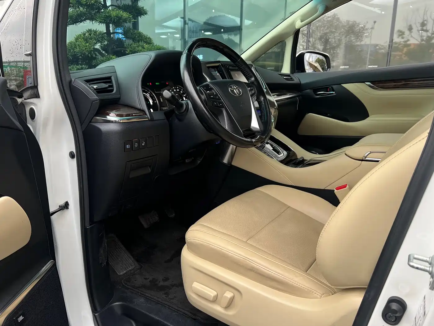 Toyota Alphard 2019 Hybrid 2.5L Luxury фото 2