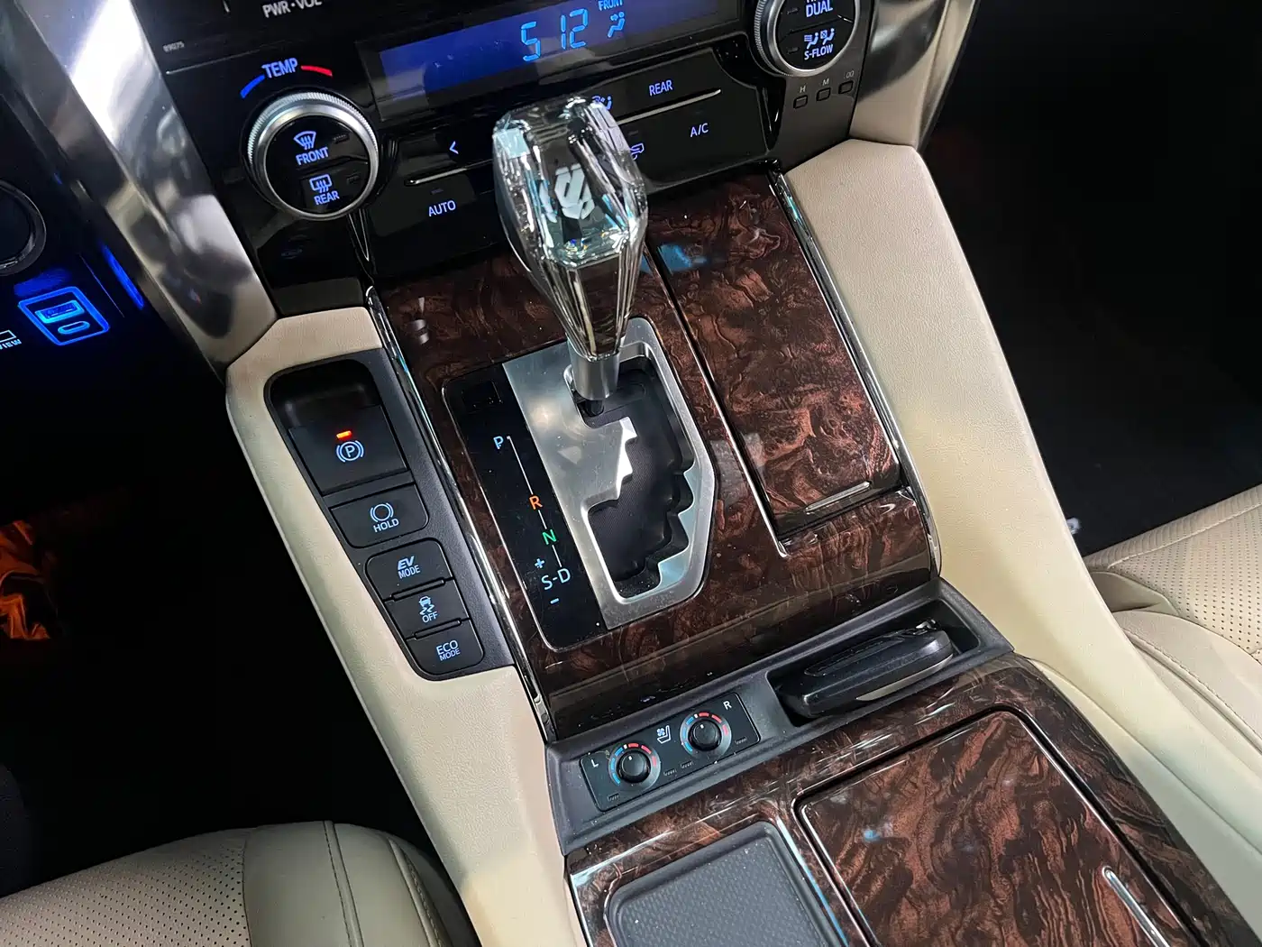 Toyota Alphard 2019 Hybrid 2.5L Luxury фото 8