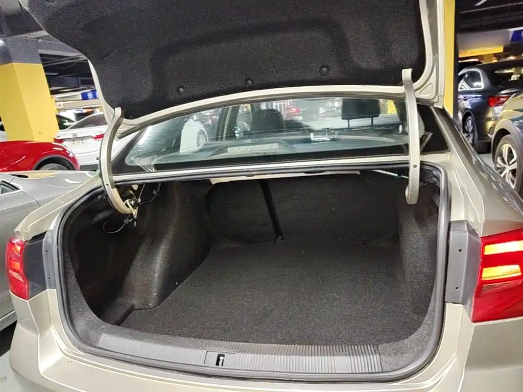 Volkswagen Bora 2017 1.6L Automatic Comfort фото 19