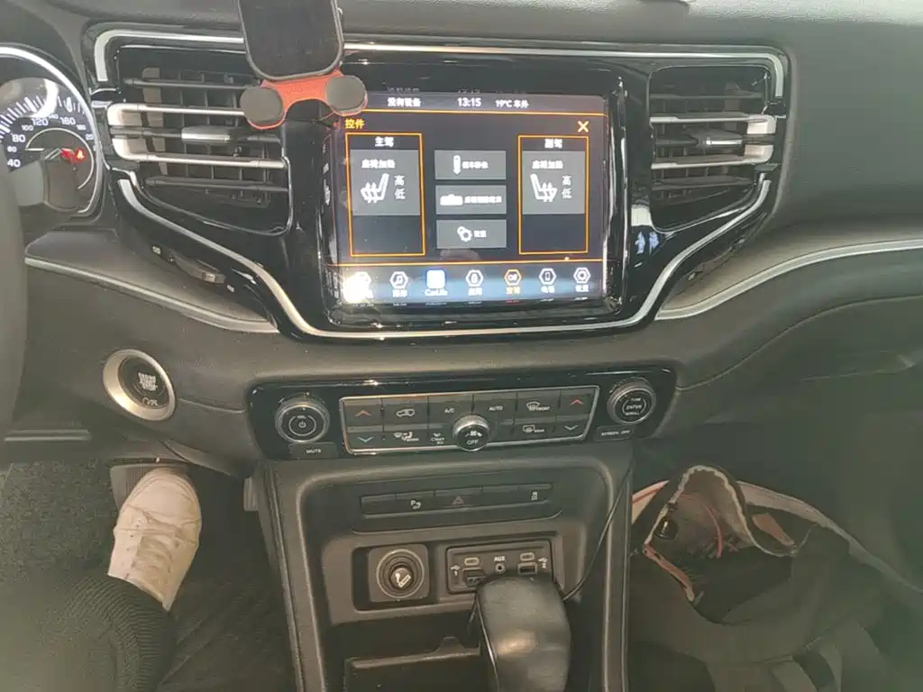 Photo 13 - Jeep Grand Commander