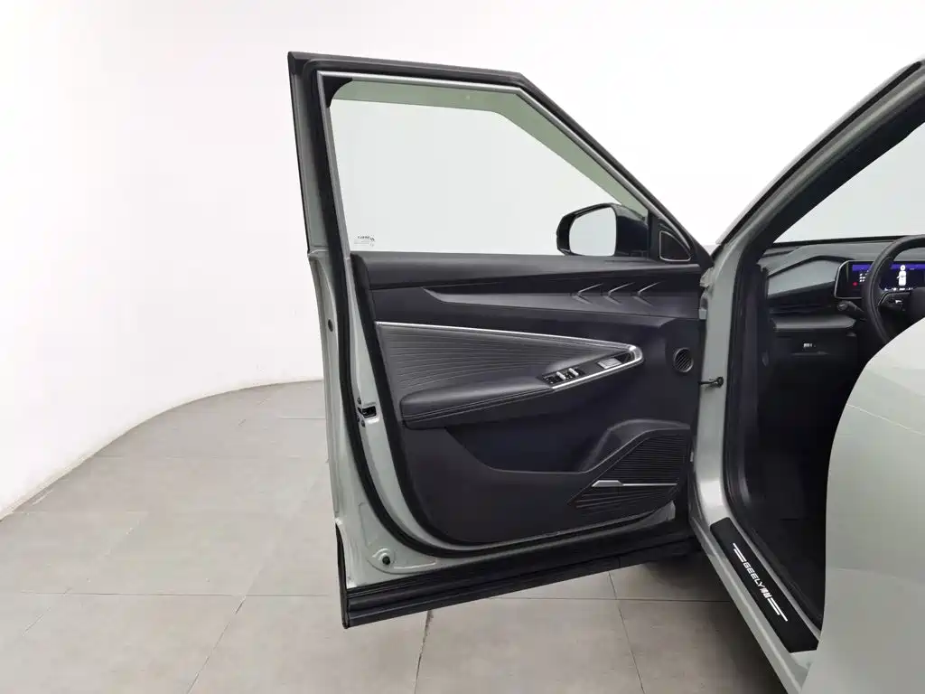 Фото 8 - Geely Atlas