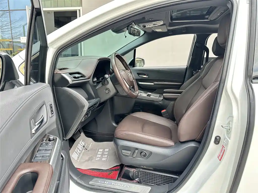 Toyota Sienna 2021 2.5L Hybrid Platinum Edition фото 10