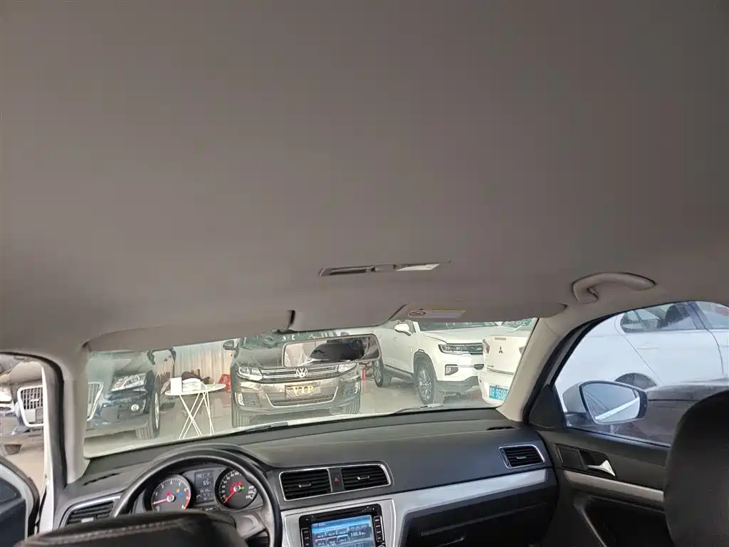 Volkswagen Lavida Tour 2015 1.6L Automatic Trend Edition фото 18
