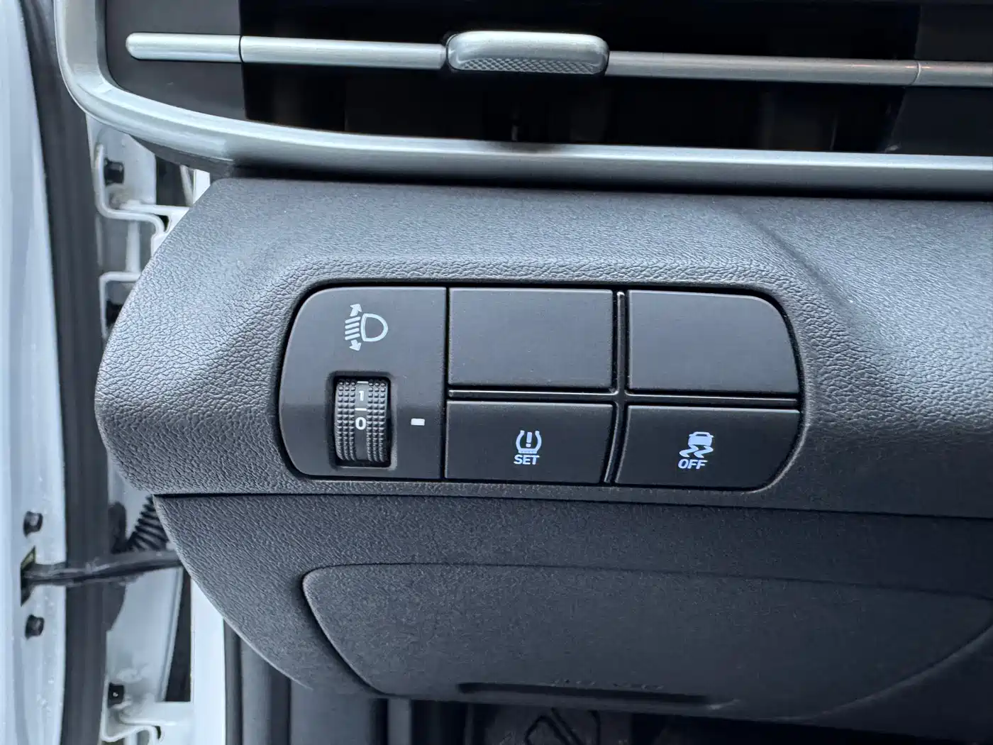 Hyundai Elantra 2023 Model 1.5L CVT LUX Premium Edition фото 11
