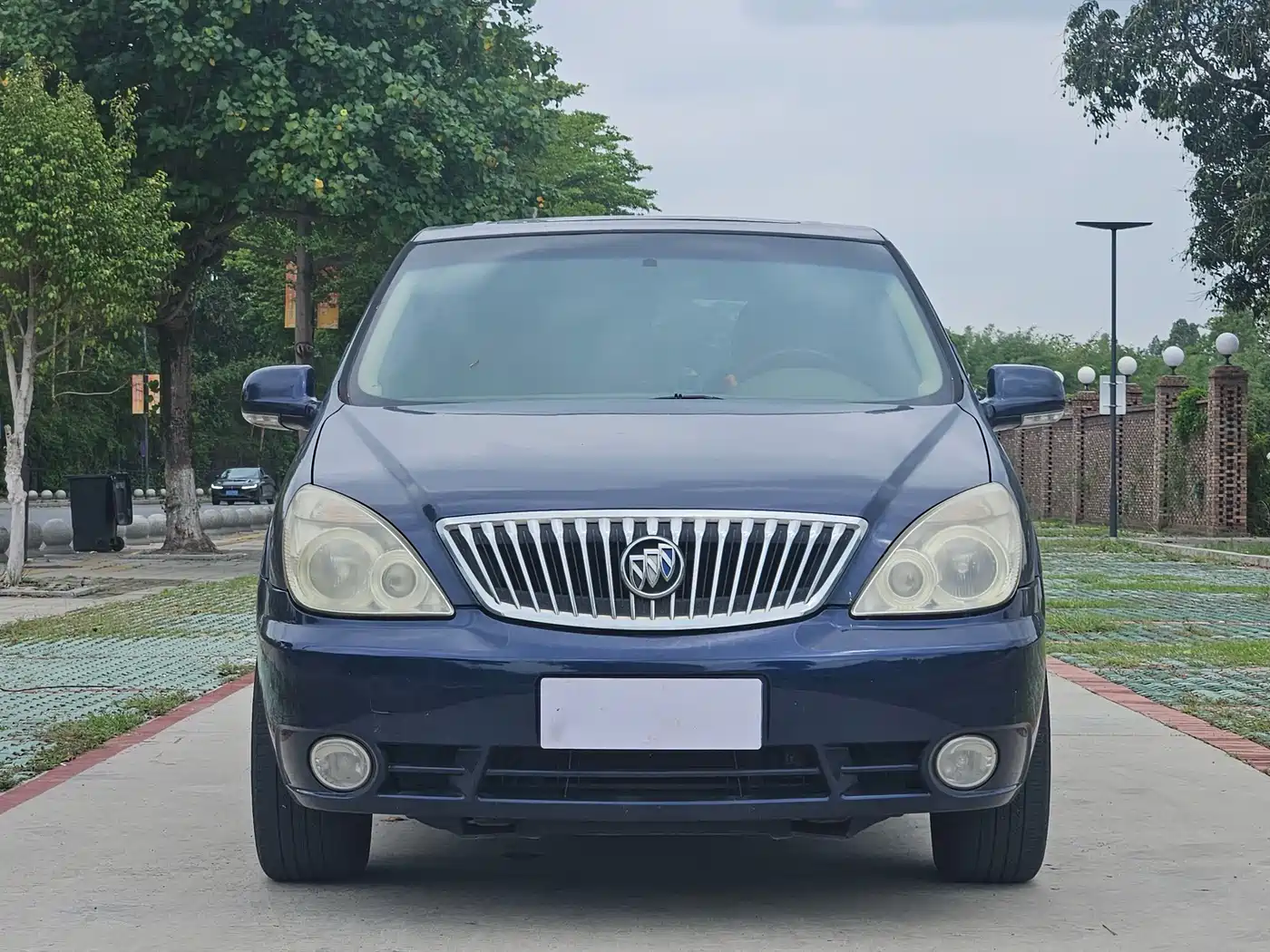 Photo 2 - Buick GL8