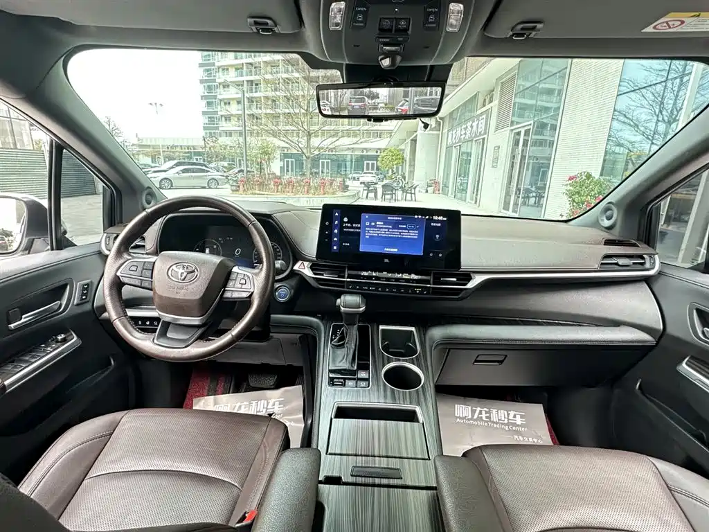 Toyota Sienna 2021 2.5L Hybrid Platinum Edition фото 16