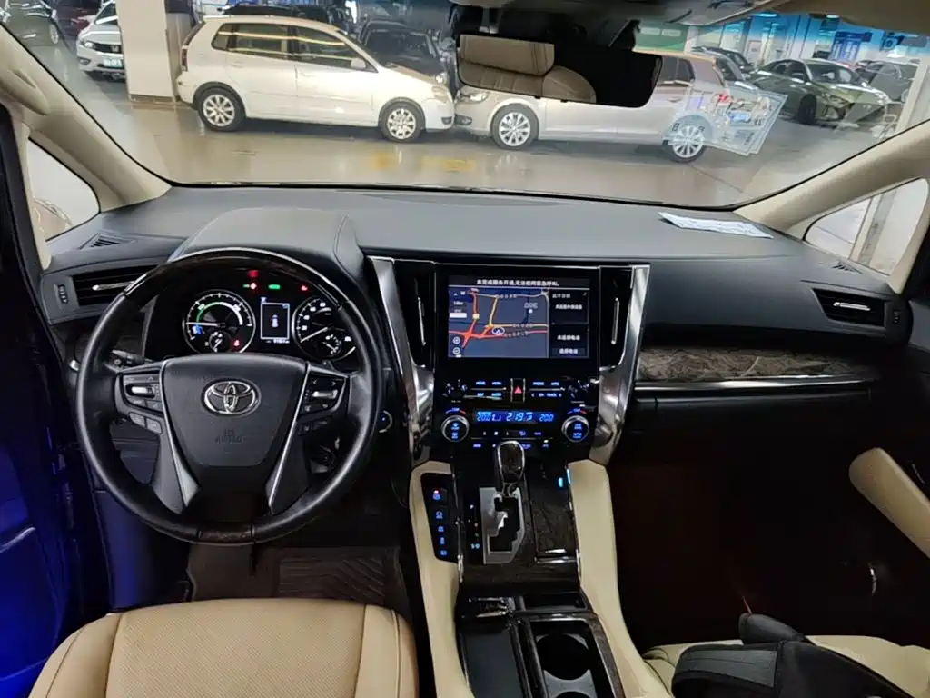 Фото 10 - Toyota Vellfire