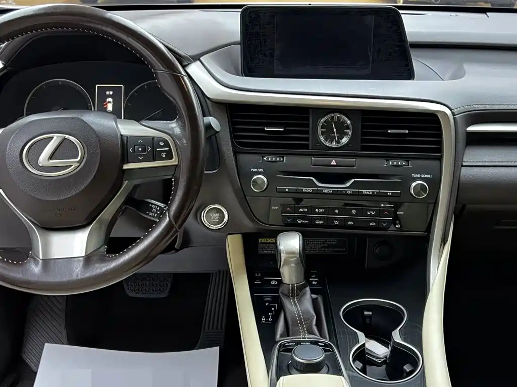 Фото 8 - Lexus RX
