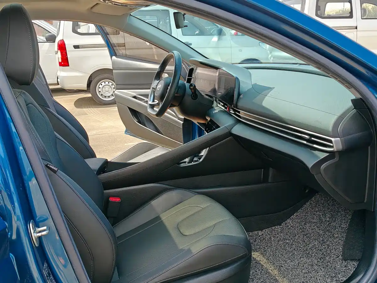 Hyundai Elantra 2021 1.5L CVT LUX Premium Edition фото 7