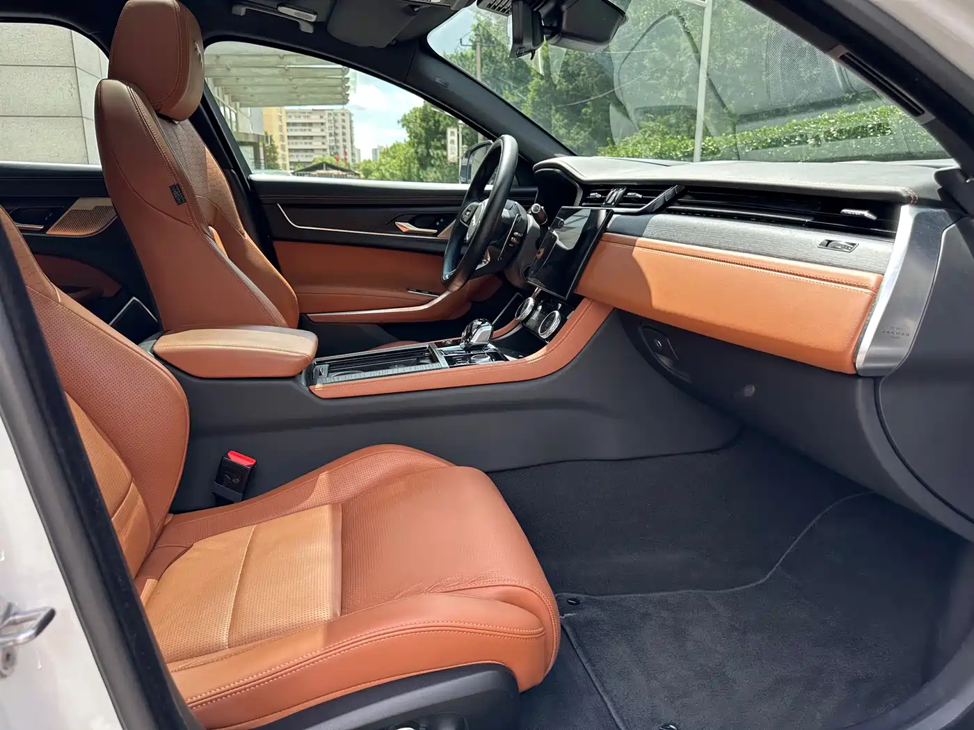 Photo 20 - Jaguar XFL