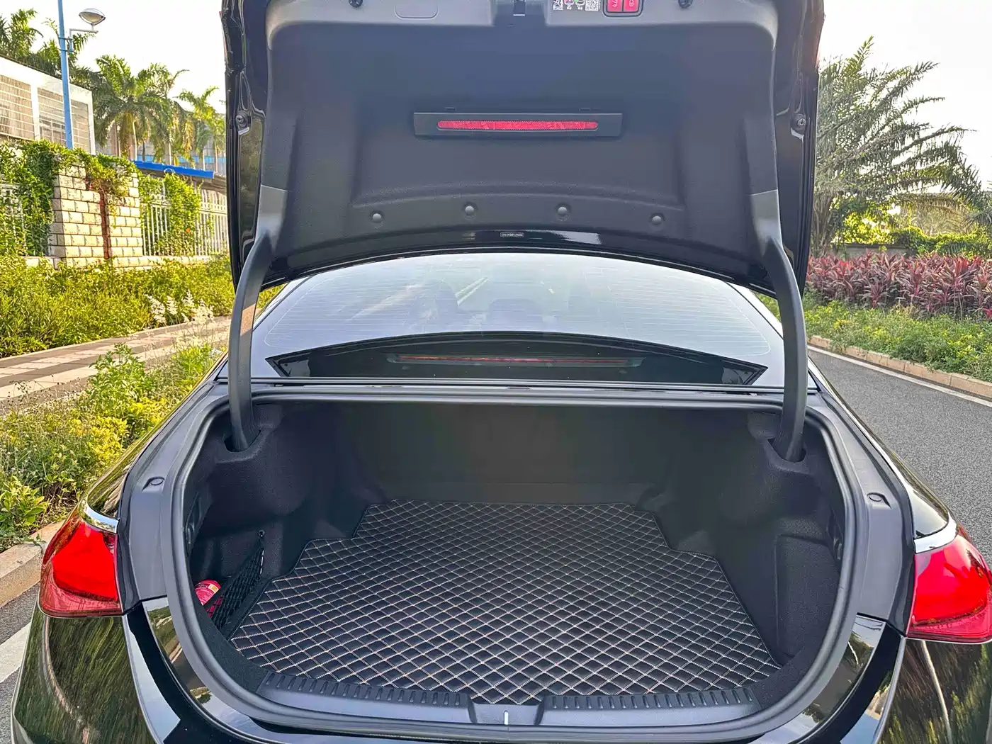 Mercedes-Benz E-Class 2026 E 300 L Luxury фото 11