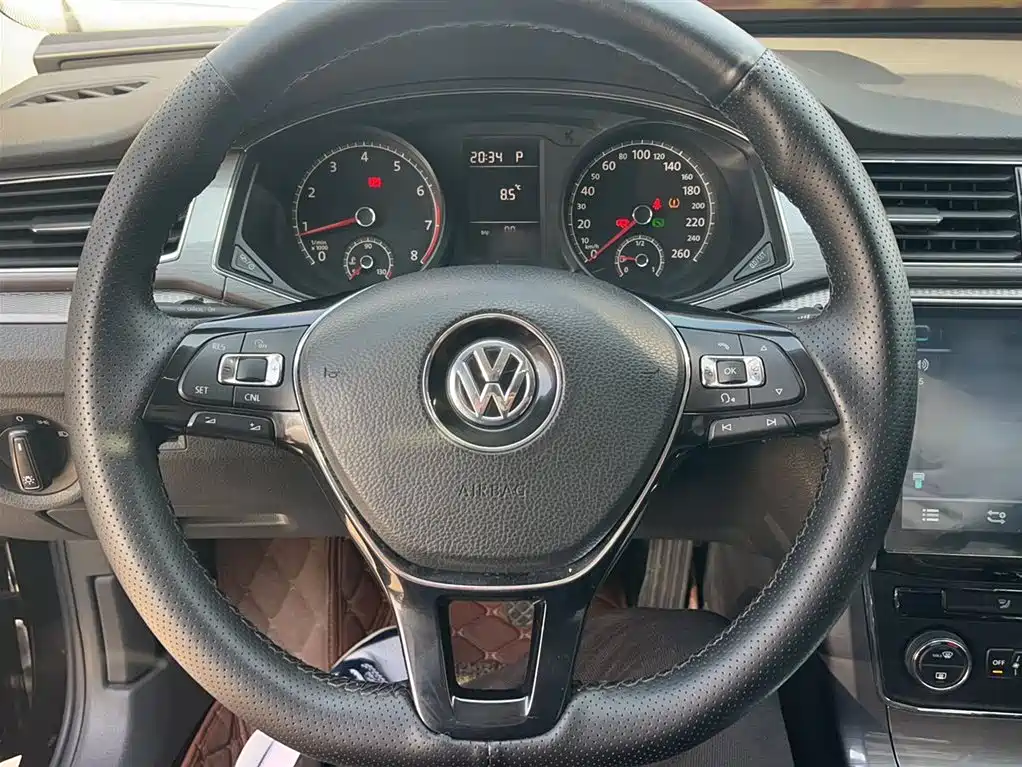 Volkswagen Passat 2015 1.8TSI DSG Honor Edition фото 5