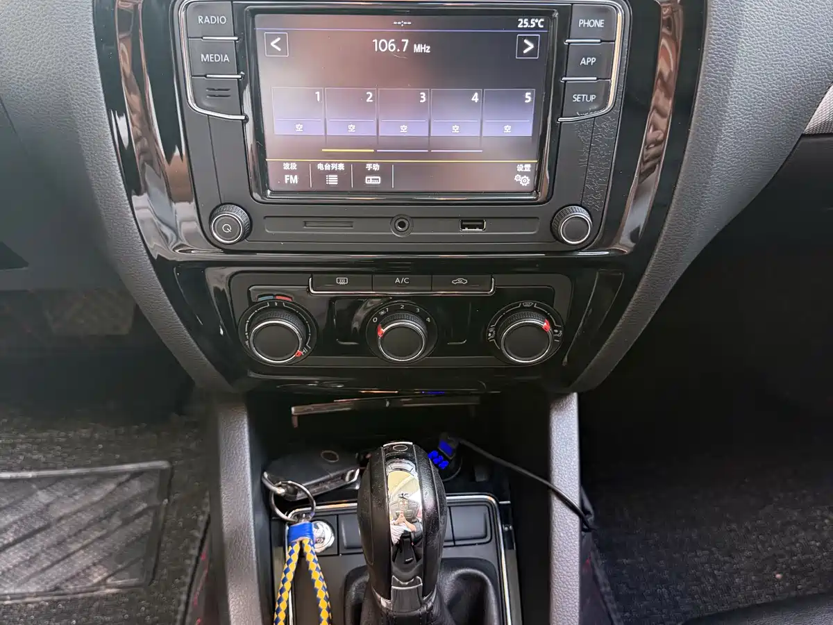 Volkswagen Sagitar 2018 1.6L Automatic Comfort фото 17