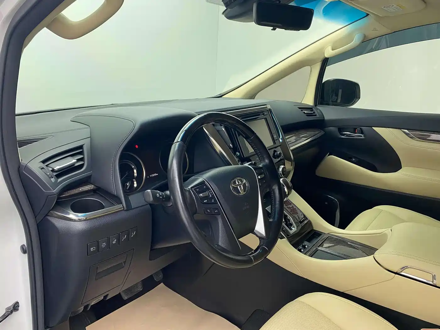 Toyota Alphard 2019 Hybrid 2.5L Premium Edition фото 15