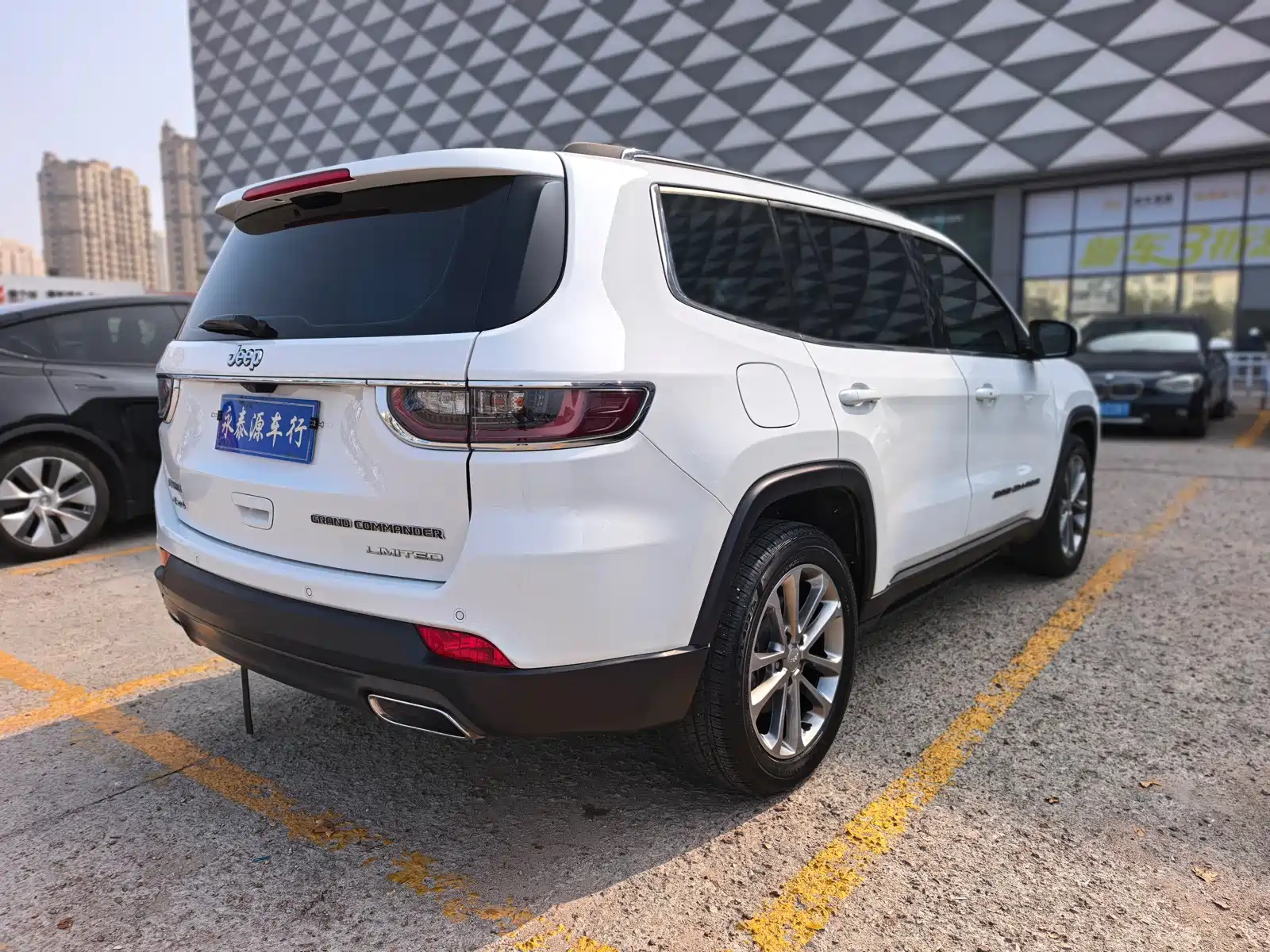 Photo 4 - Jeep Grand Commander