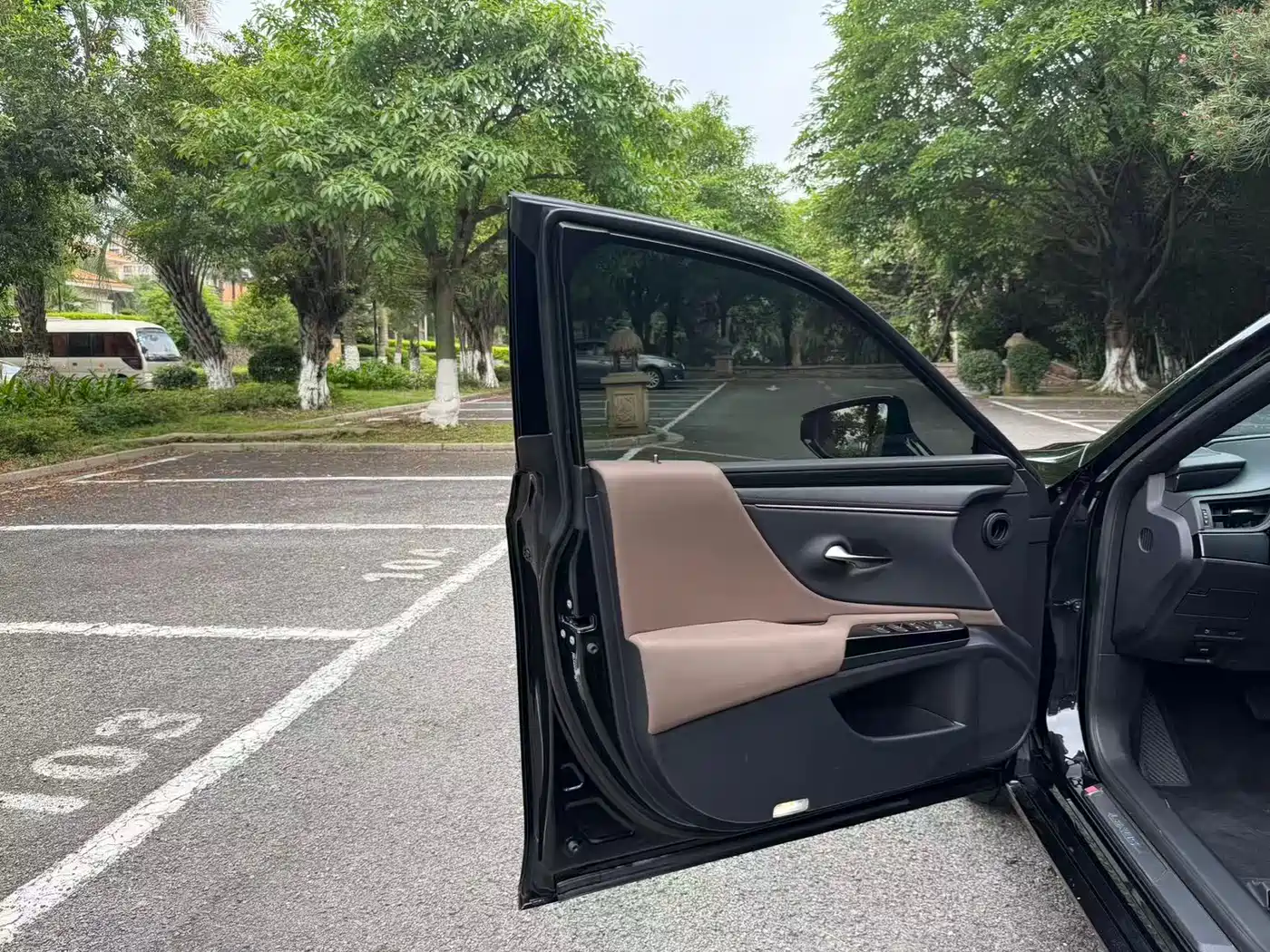 Lexus ES 2023 200 Excellence Edition фото 13