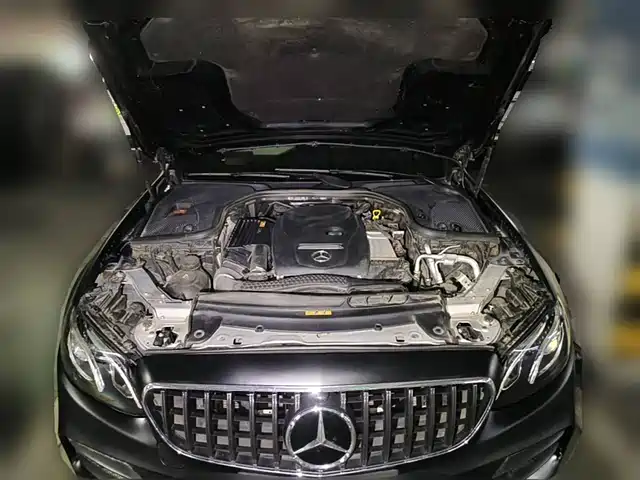 Mercedes-Benz E-Class 2017 E 200 Sport 4MATIC — фото 3