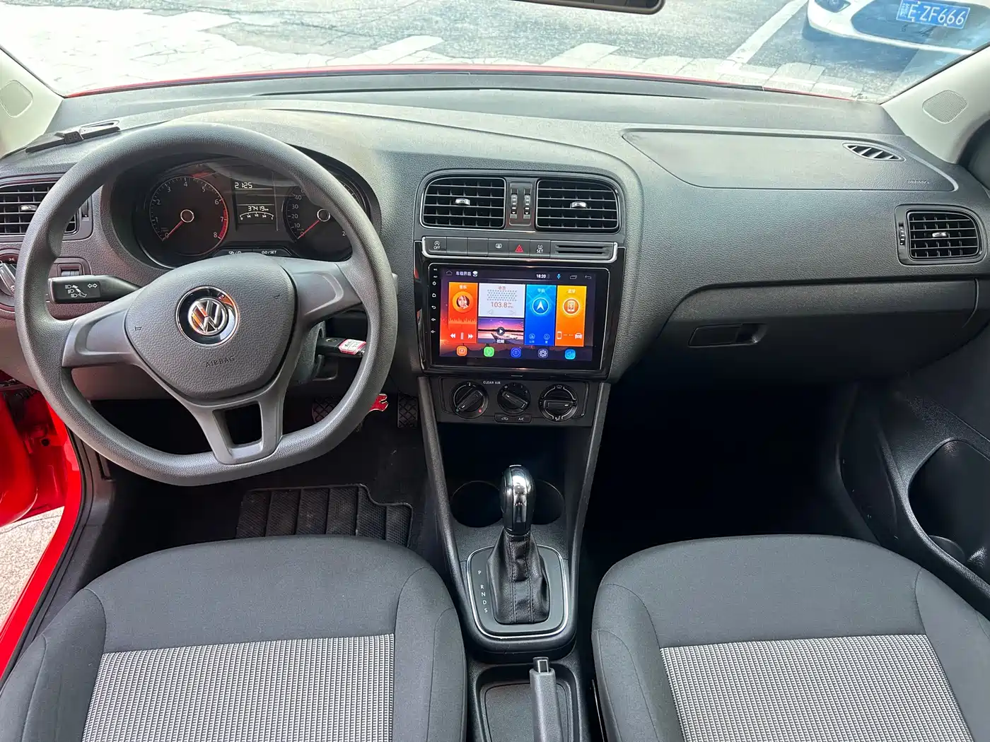 Volkswagen Polo 2018 1.5L Auto Safe Drive фото 4