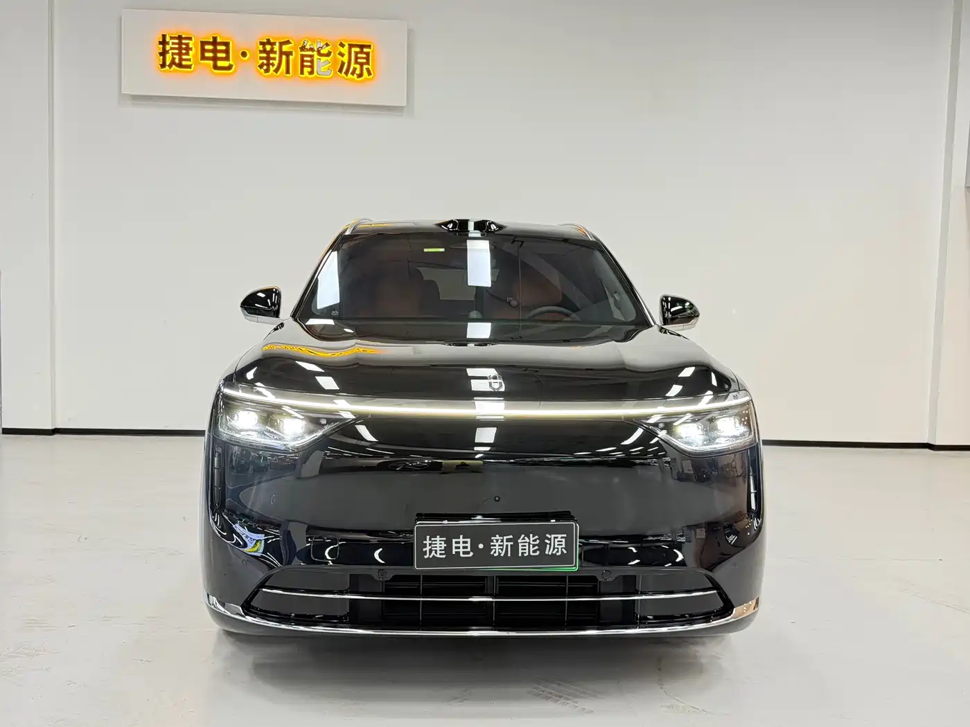 AITO Wenjie AITO M8 2025 Model Extended Range Max+ Edition 53.4kWh 6-Seater фото 2