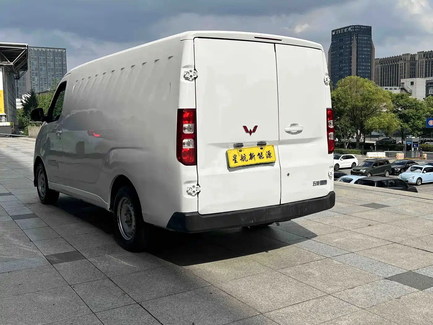 Wuling Motors Wuling Yangguang 2024 2024 300km Practical Enclosed Window Version 60kW