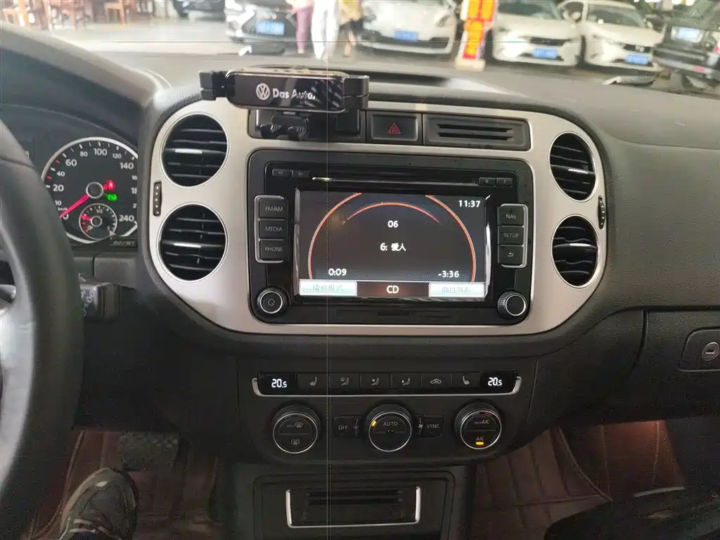Volkswagen Tiguan 2015 2.0TSI Automatic 4WD Luxury фото 13