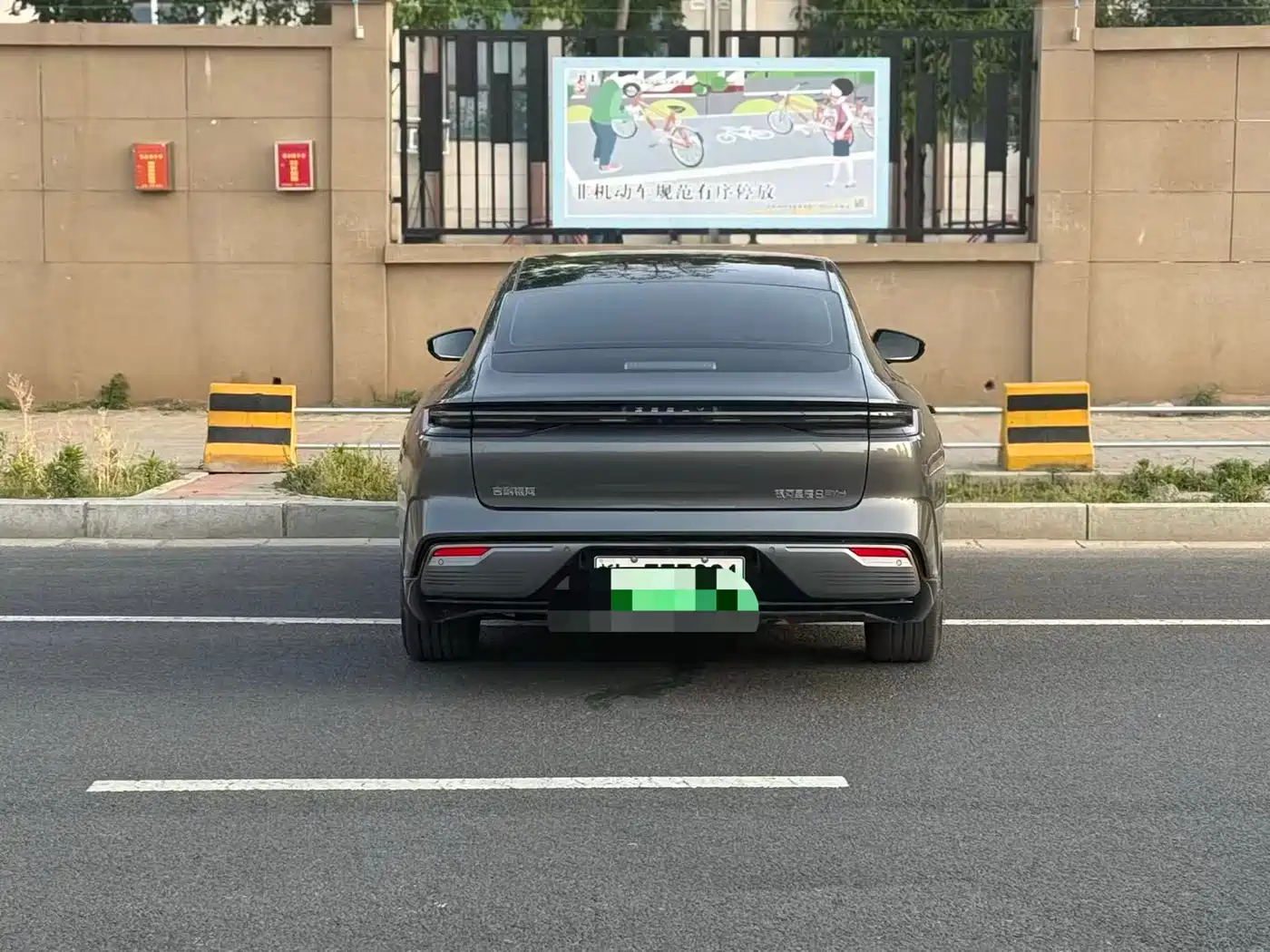Geely Galaxy Galaxy Xingyao 8 2025 130km EM-i Premium Edition фото 8