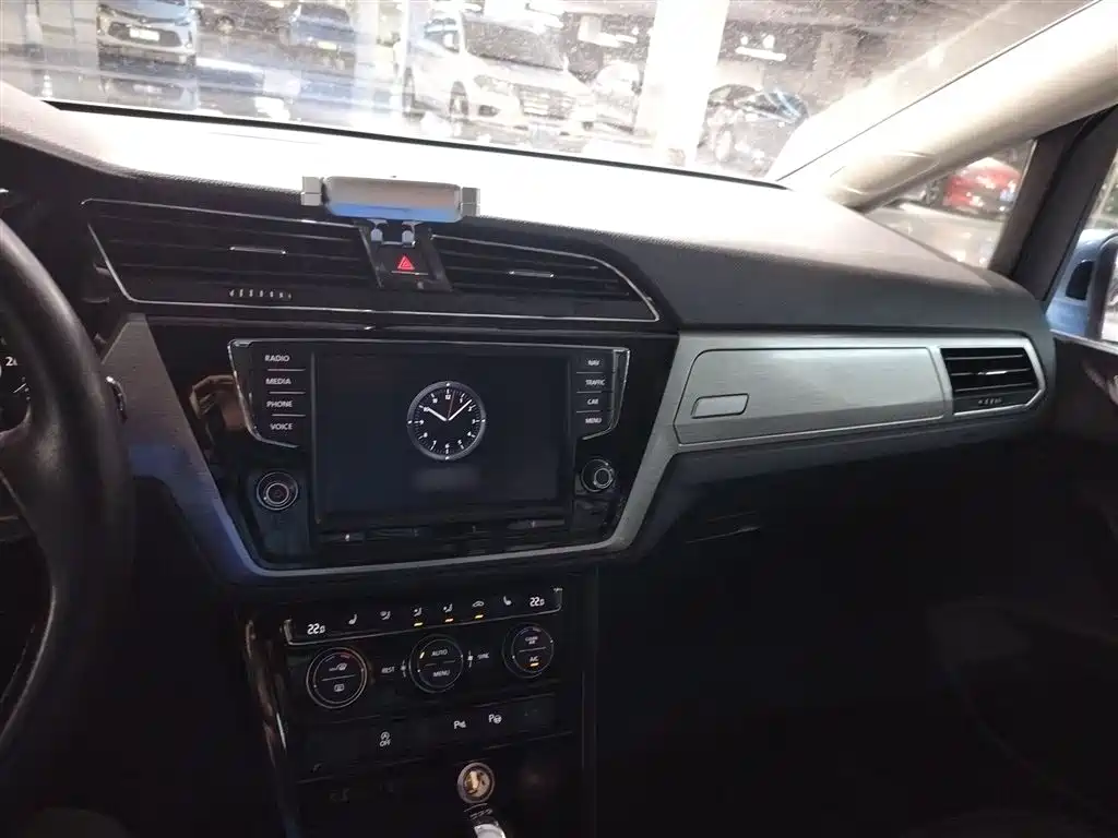 Volkswagen Touran 2018 Touran L 280TSI DSG Luxury 7-seater фото 10