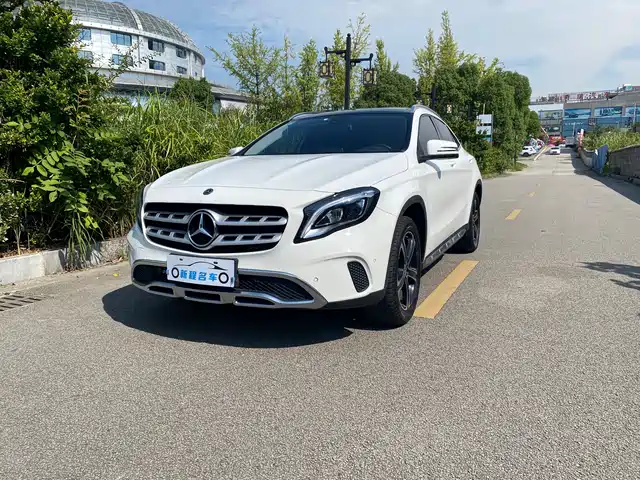 MERCEDES-BENZ GLA