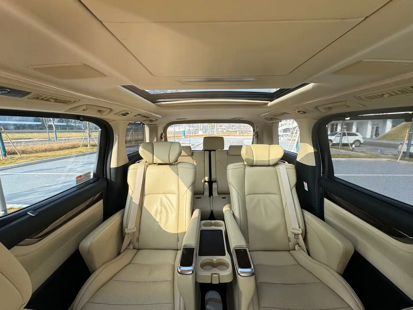 Toyota Alphard 2019 Hybrid 2.5L Luxury фото 16