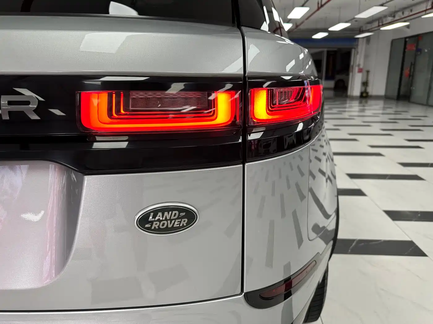 Photo 35 - Land Rover Range Rover Velar