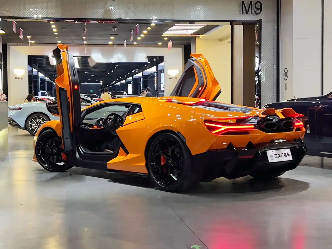 LAMBORGHINI REVUELTO