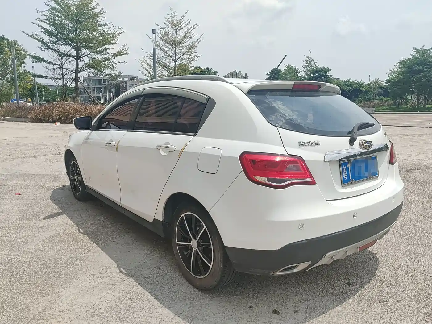 Фото 11 - Geely Emgrand