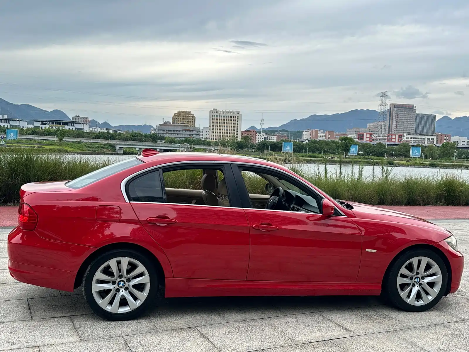 Photo 4 - BMW 3 Series