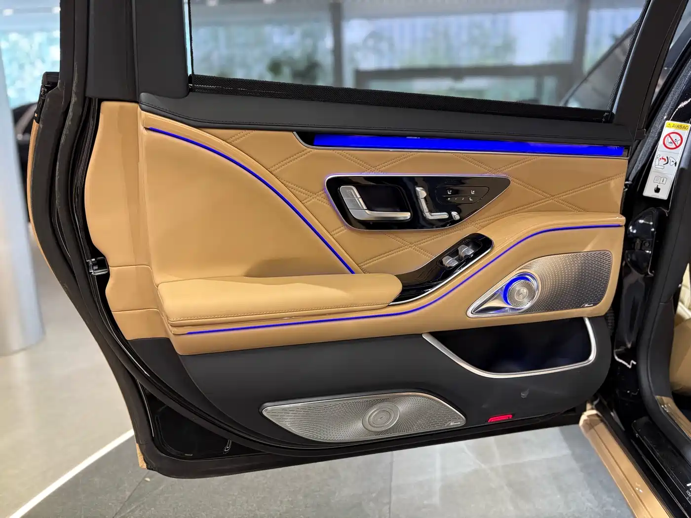 Mercedes-Benz Maybach S-Class 2022 S 680 4MATIC Virgil Abloh Limited Edition фото 16