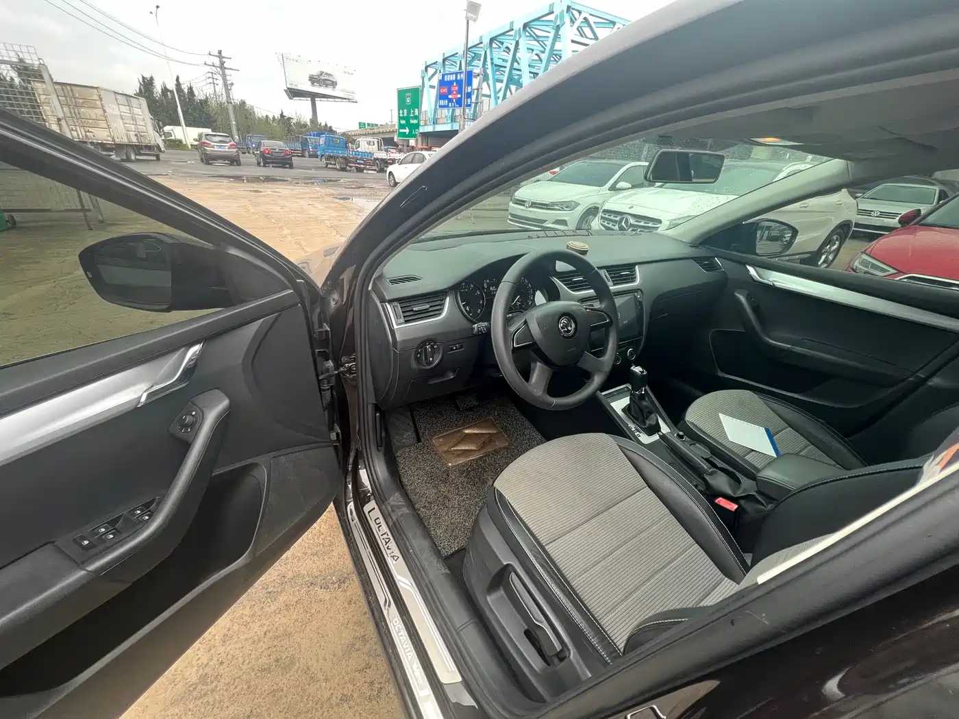 Škoda Octavia 2016 1.6L Automatic Pioneer Edition фото 4