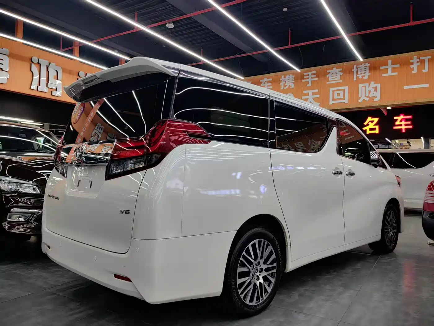 Toyota Alphard 2018 3.5L Luxury фото 16