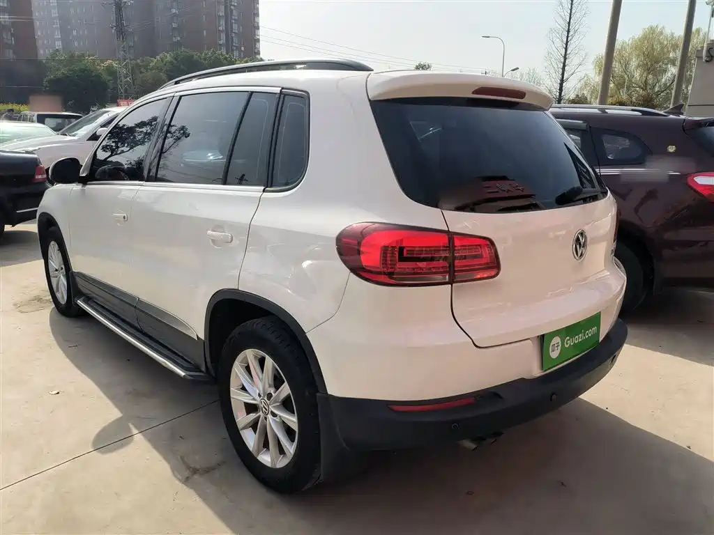VOLKSWAGEN TIGUAN