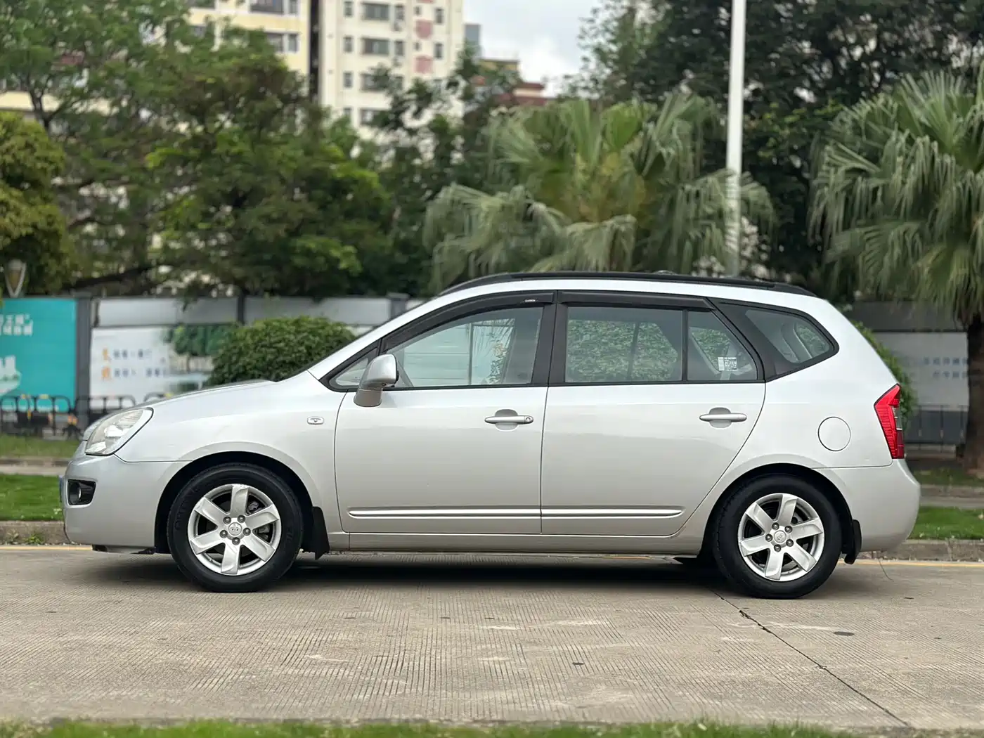 Kia Carens 2007 2.0L 7-Seater Comfort фото 9