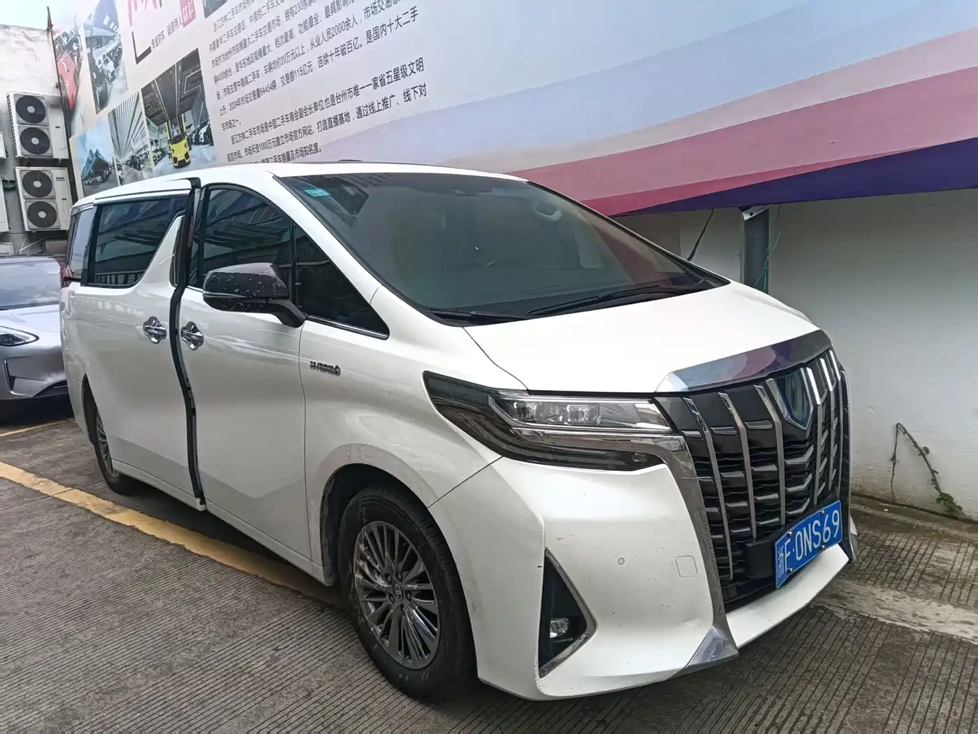 Toyota Alphard 2021 Hybrid 2.5L Luxury фото 9