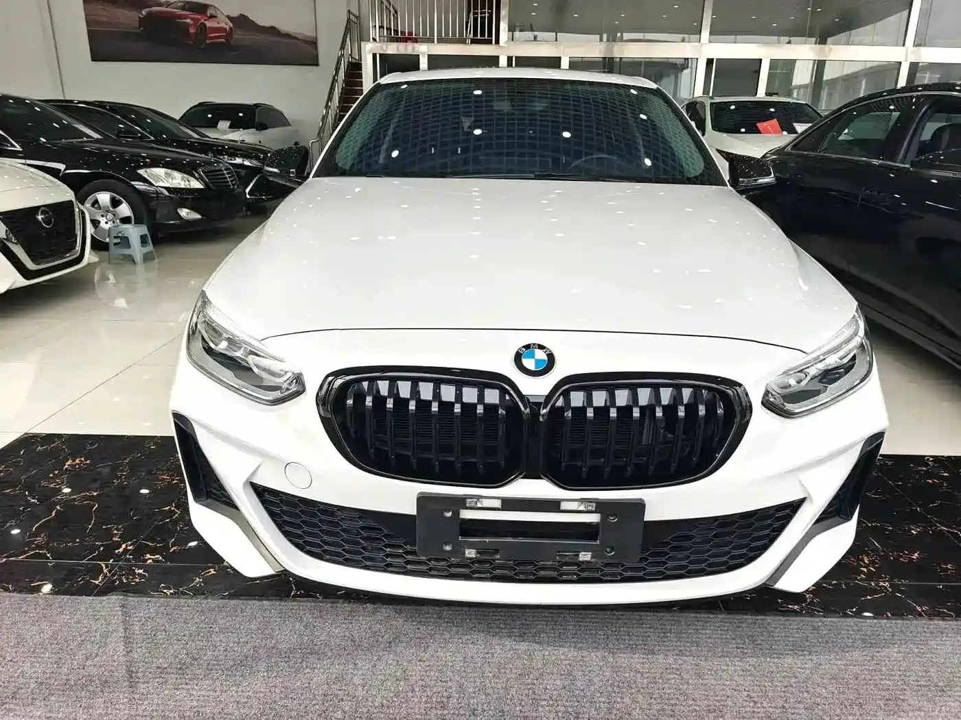 BMW 1 Series 2023 120i M Sport Shadow Edition фото 2