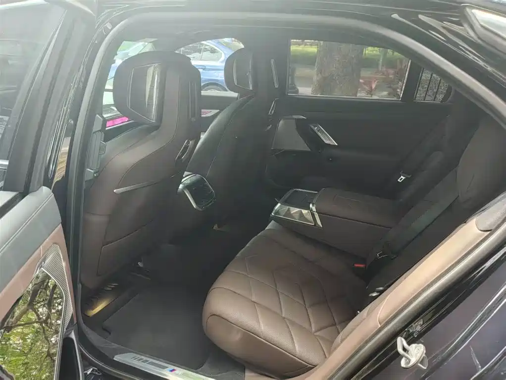 BMW 7 Series 2023 740Li Exclusive M Sport Package фото 6