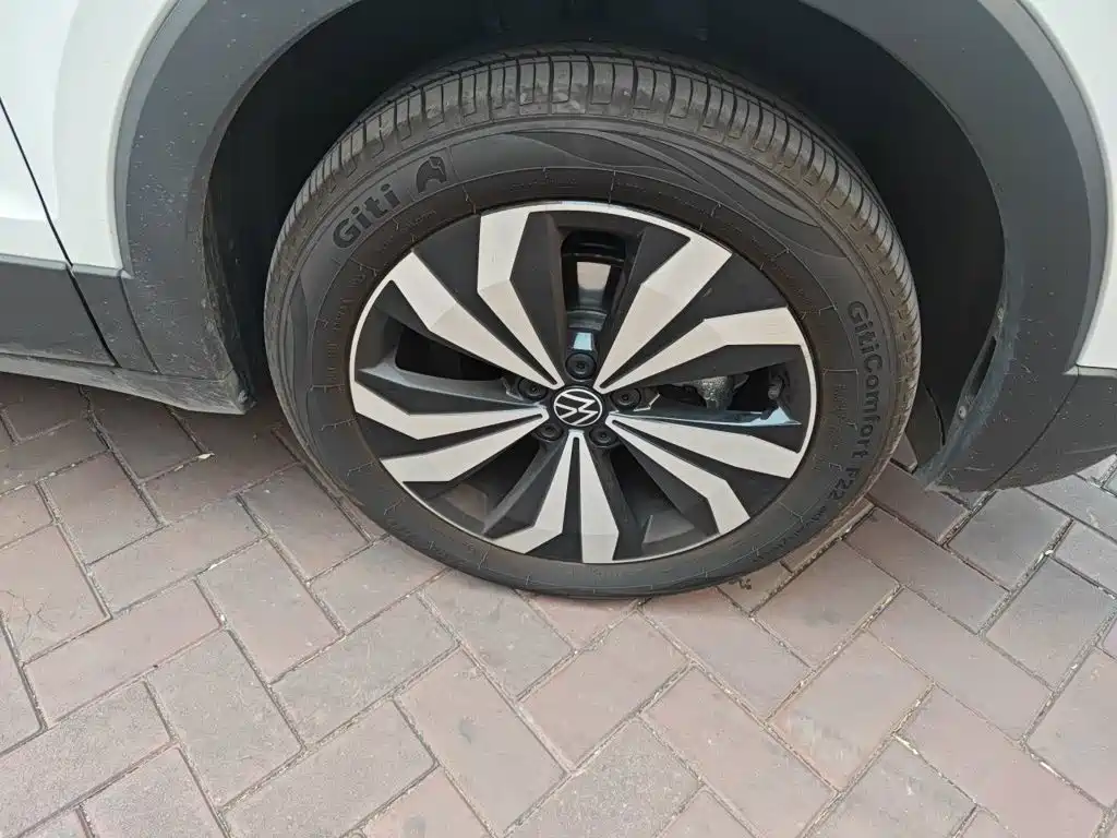 صورة 24 - Volkswagen Tharu