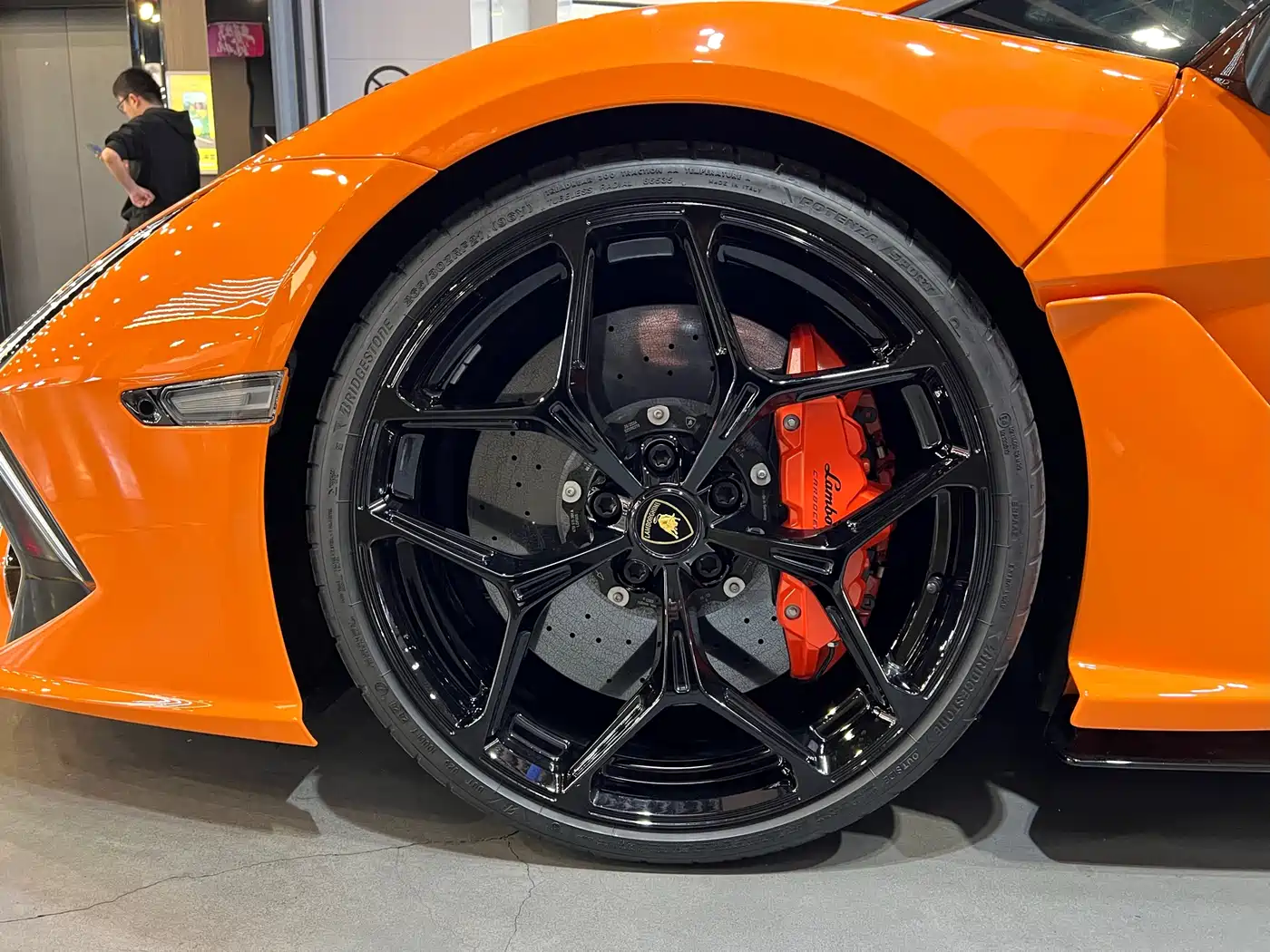 LAMBORGHINI REVUELTO