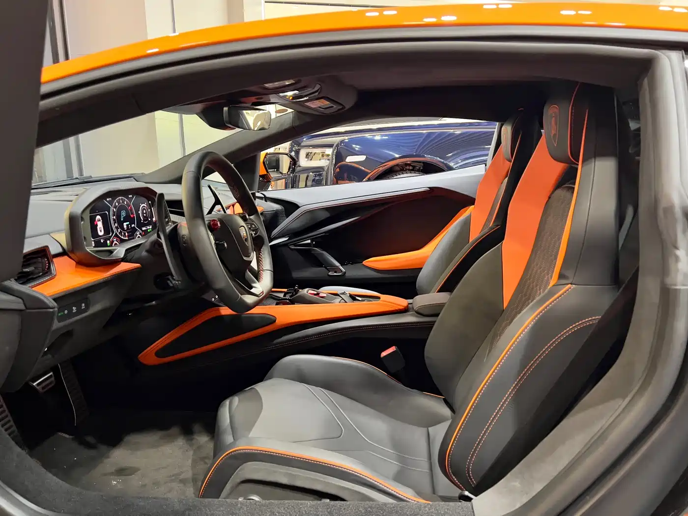 LAMBORGHINI REVUELTO