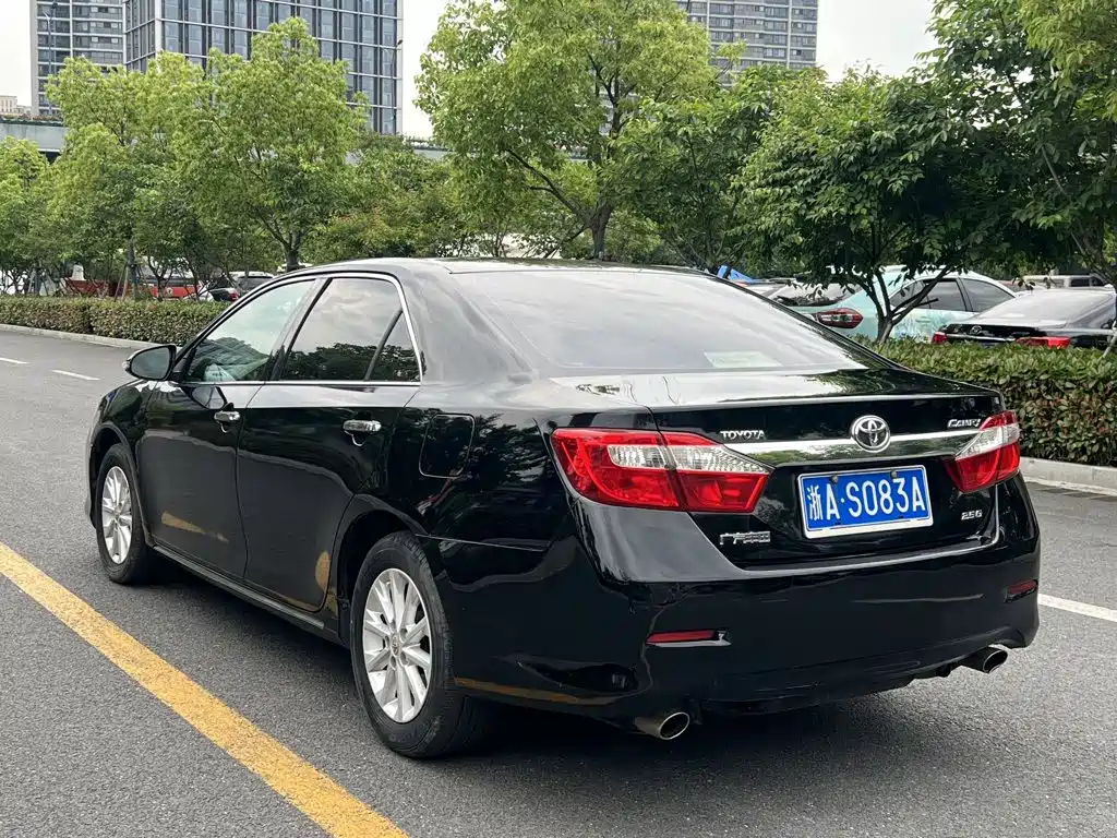 Фото 15 - Toyota Camry