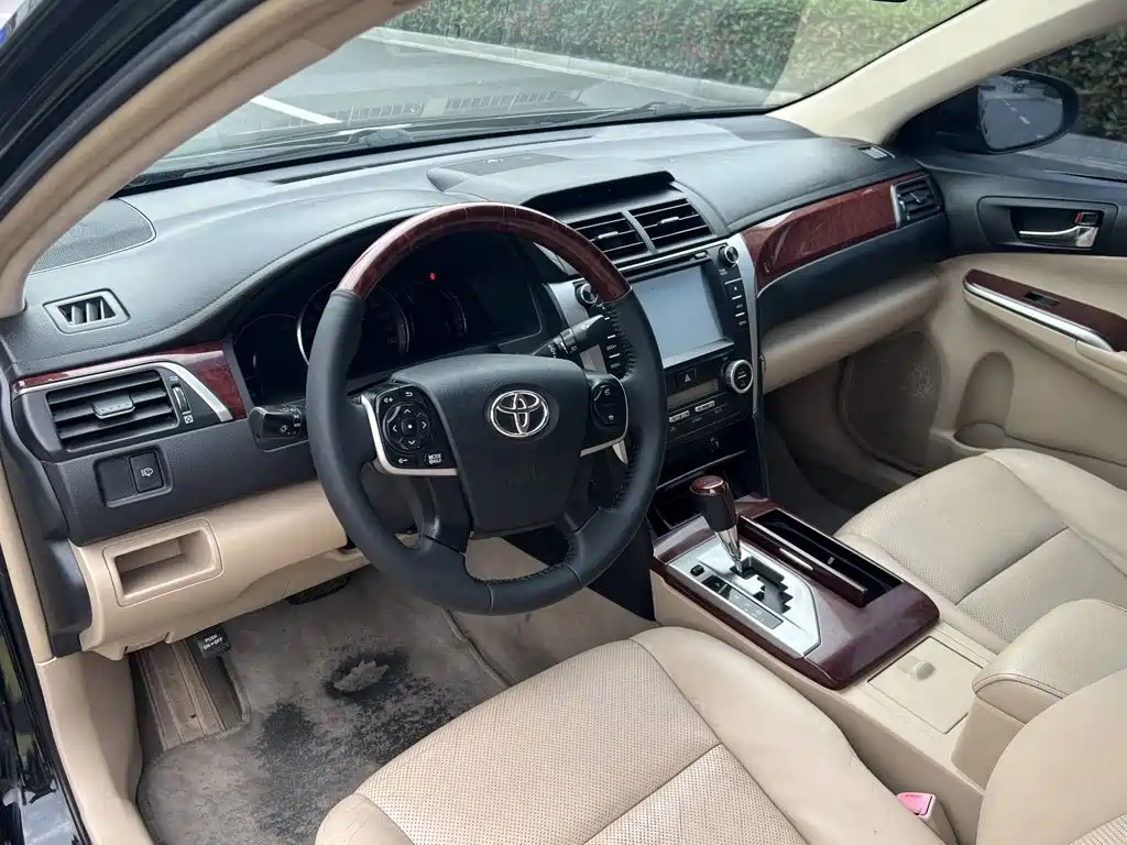 Фото 13 - Toyota Camry