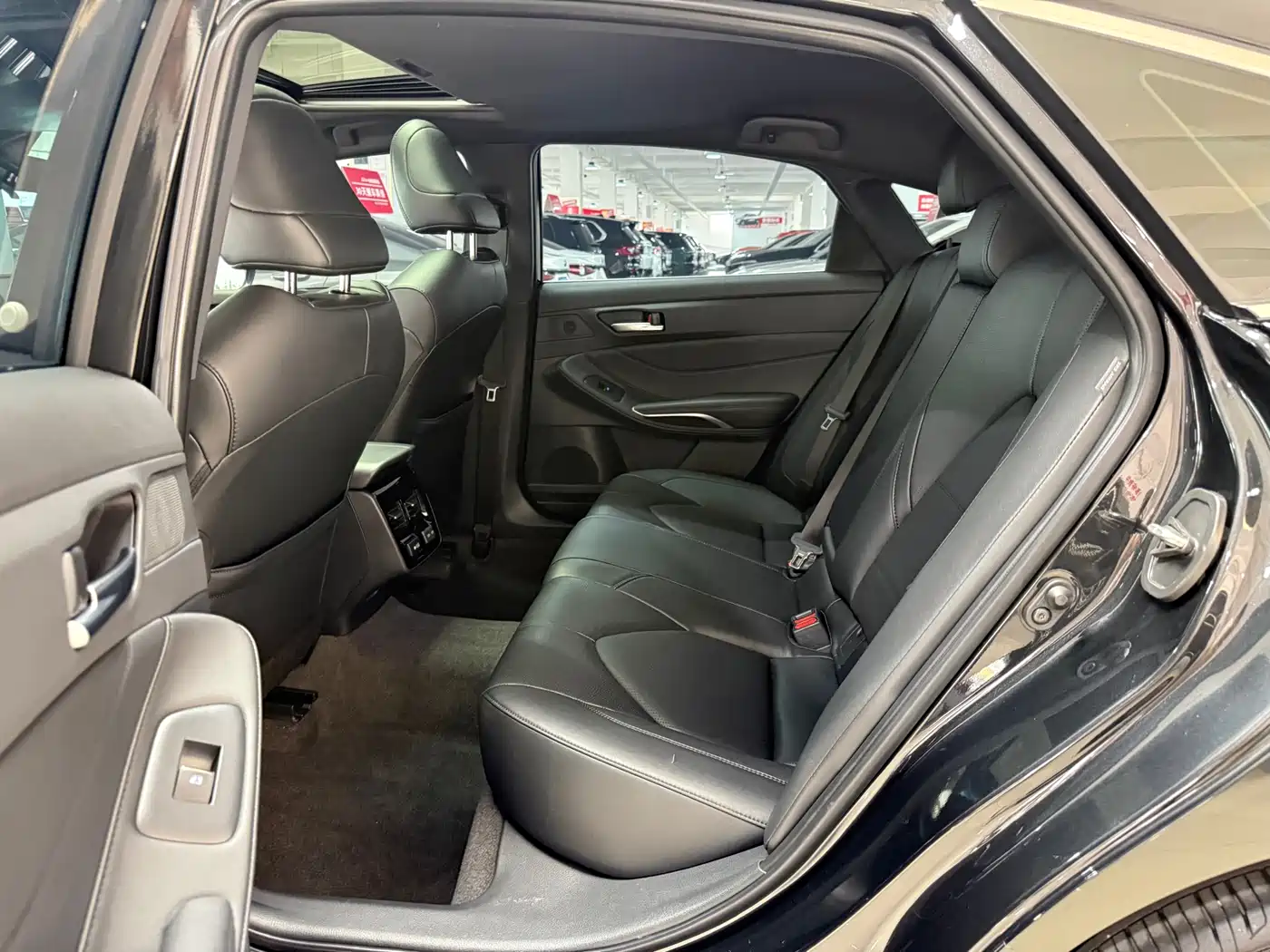 Toyota Avalon 2023 2.0L XLE Premium Edition фото 7