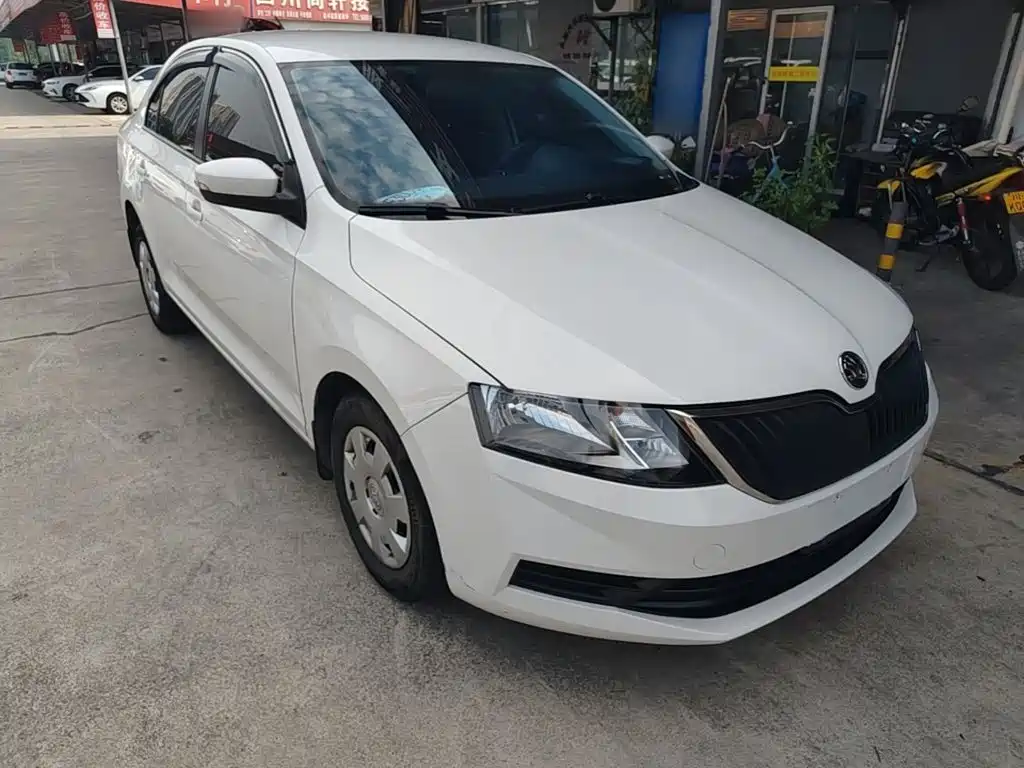 Фото 4 - Škoda Rapid