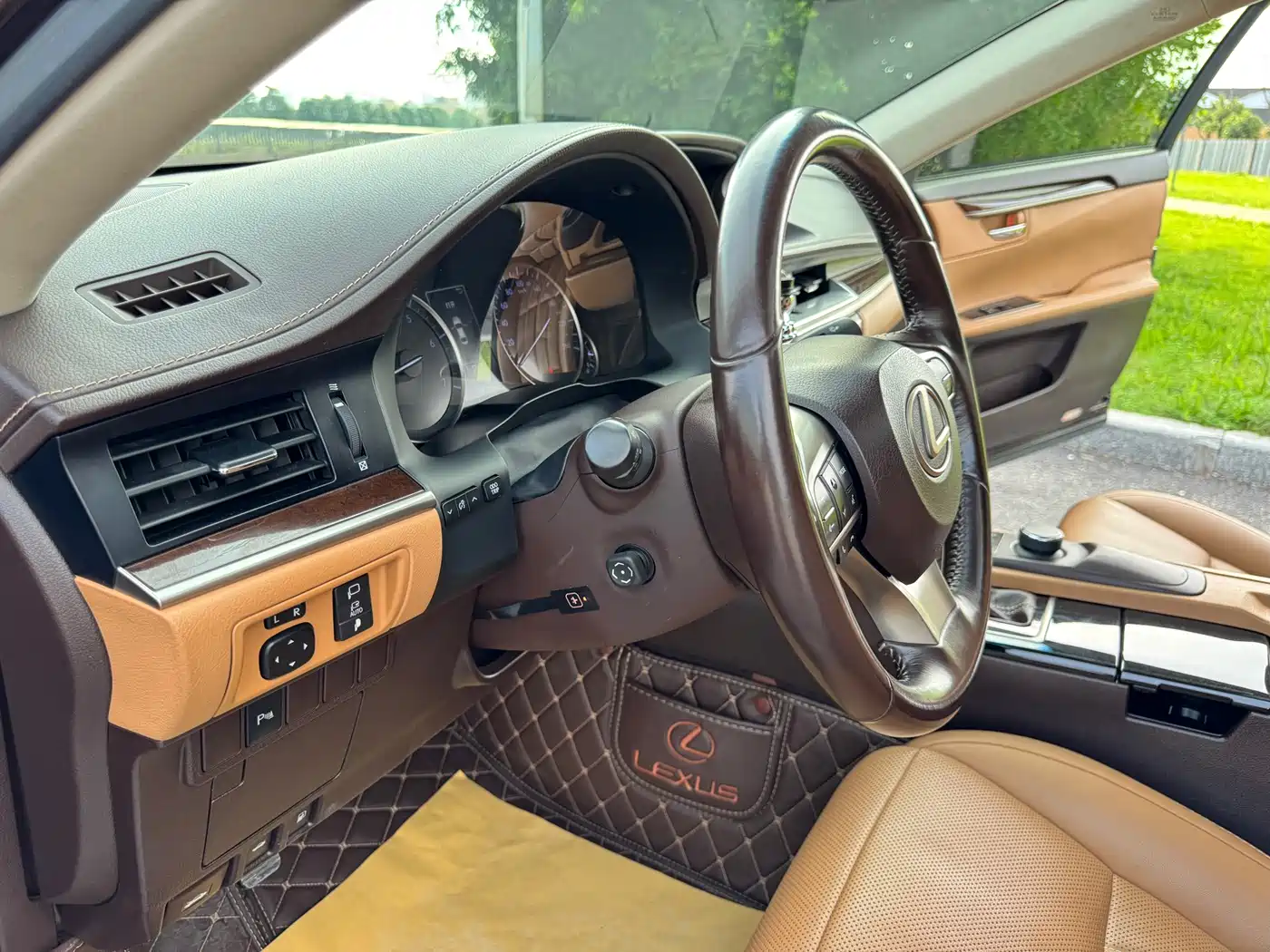 Lexus ES 2015 250 Elegance Edition фото 10