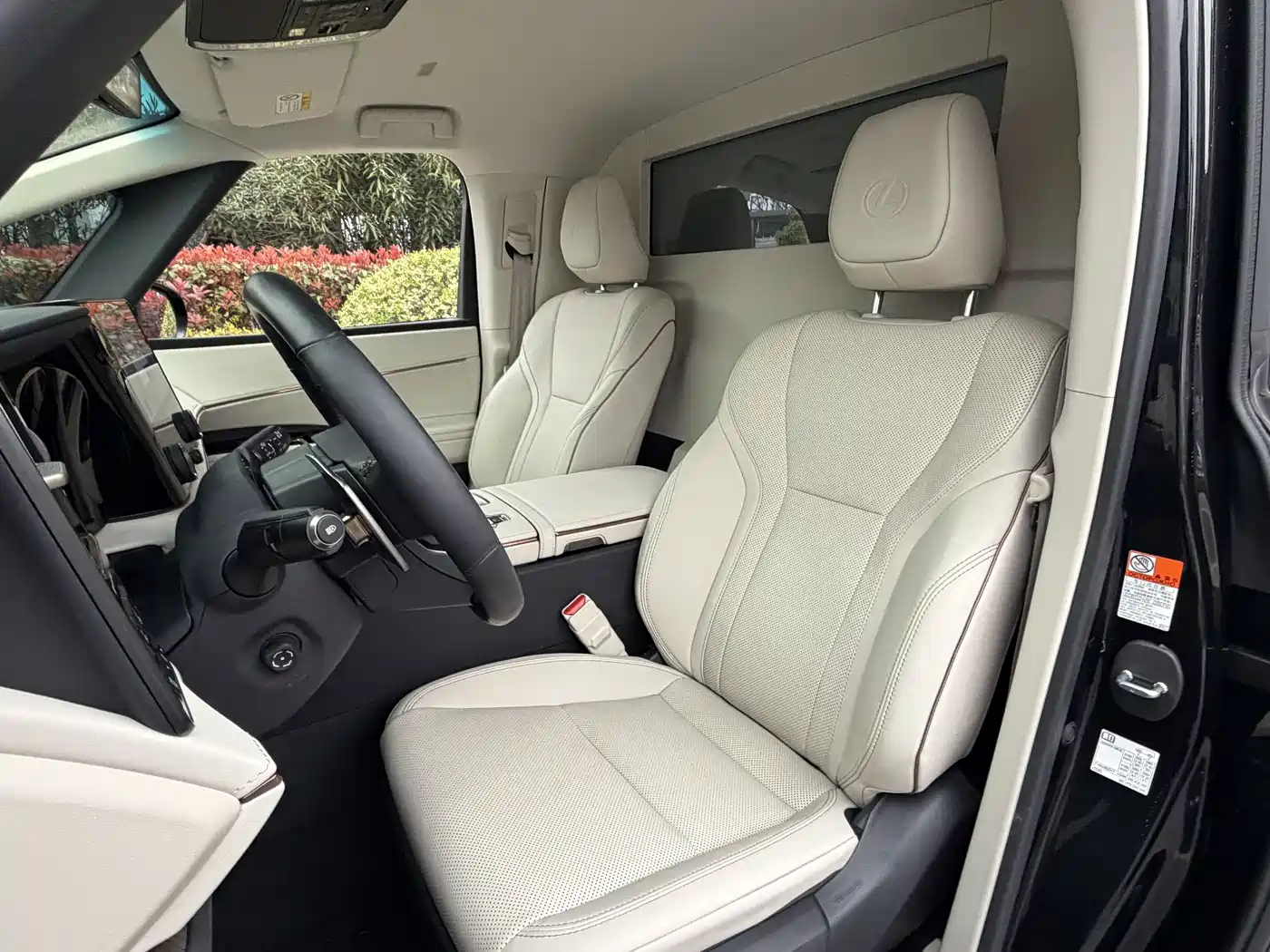 Lexus LM 2025 Model 500h Four-Seater Imperial Edition фото 9